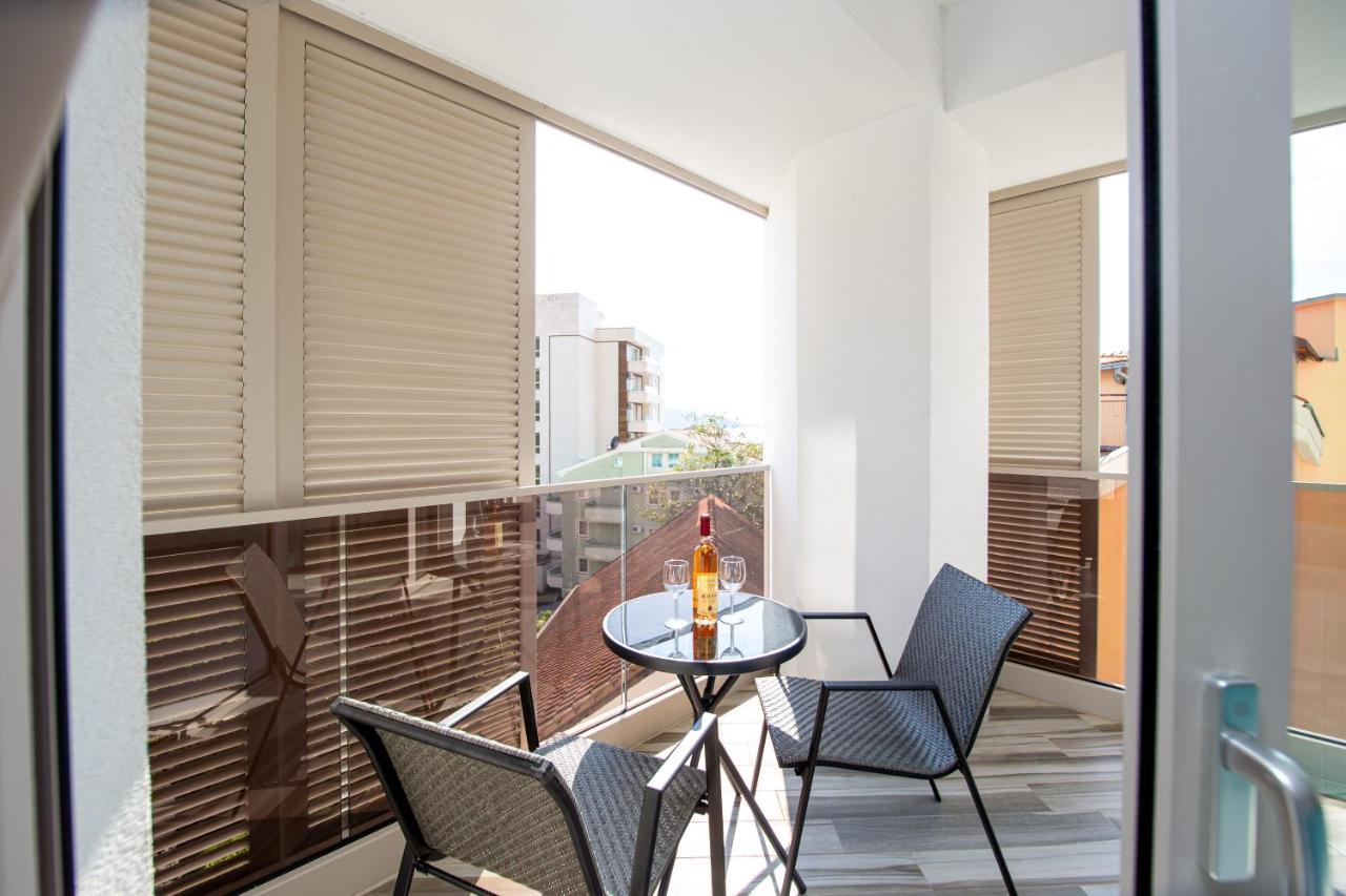 Aura Tower Aparments By In Property Rafailovici Exterior photo
