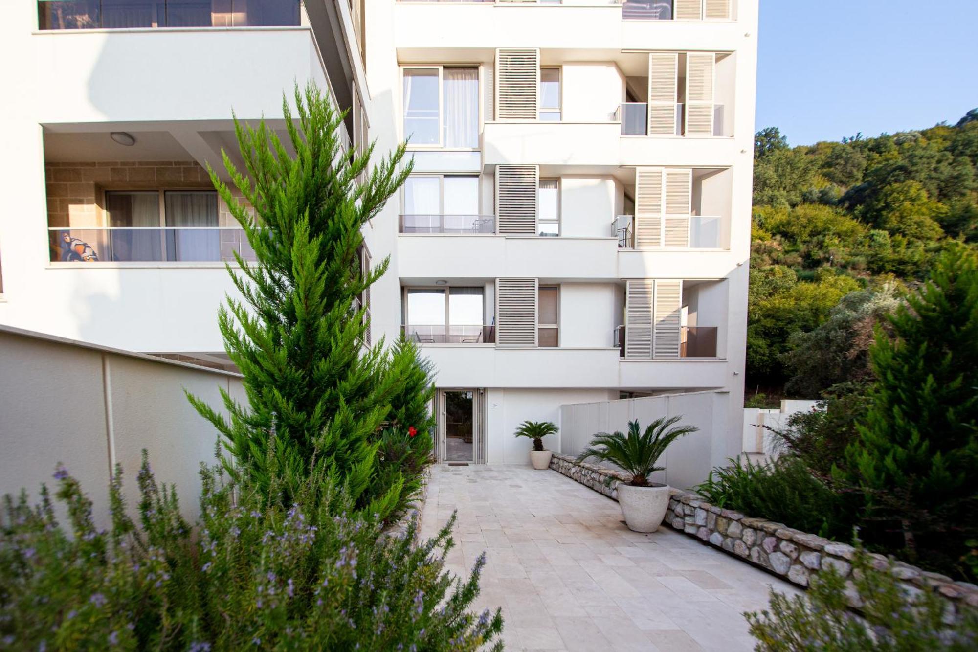 Aura Tower Aparments By In Property Rafailovici Exterior photo