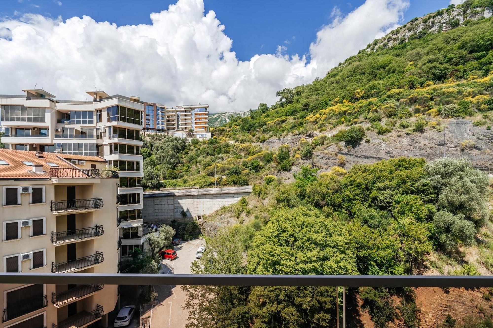 Aura Tower Aparments By In Property Rafailovici Exterior photo